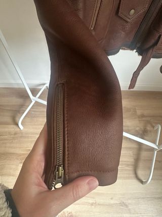 Chaqueta de cuero marrón y negra