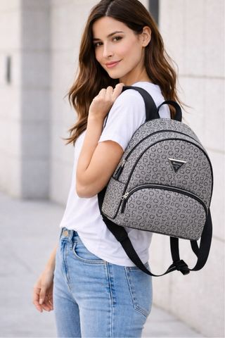 Mochila Guess Gris/Negro Nueva con Etiquetas