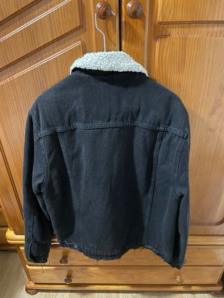 CHAQUETA NEGRA DE BORREGO.