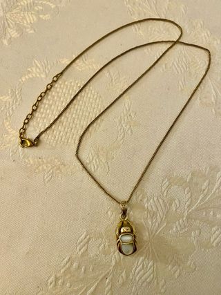Collar con colgante escarabajo plata y piedra luna