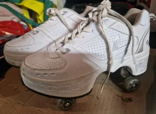Zapatillas con ruedas blancas