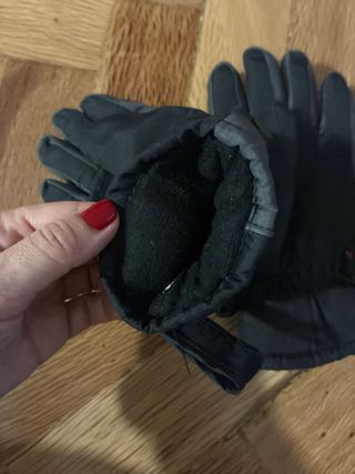 Guantes de esquí negros y grises
