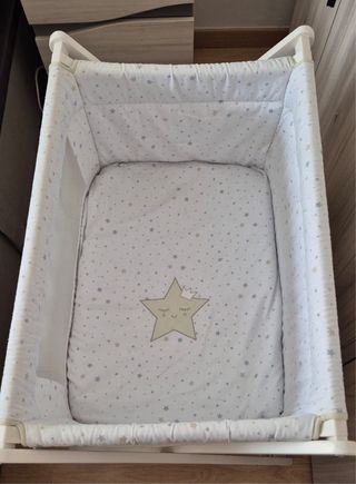 Mini cuna con estampado de estrellas