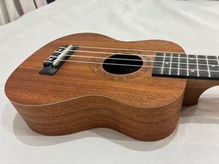 Ukelele de madera color café.