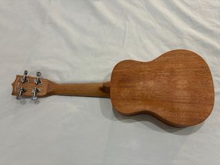 Ukelele de madera color café.