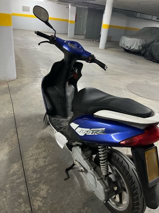 Moto Scooter Azul y Blanca