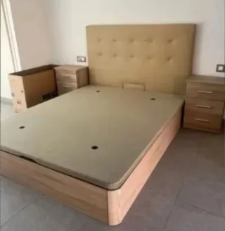 Cama individual con mesitas de noche