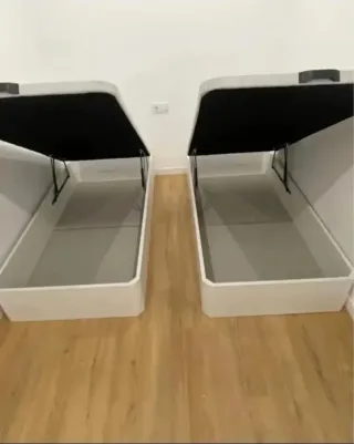 Cama individual con mesitas de noche