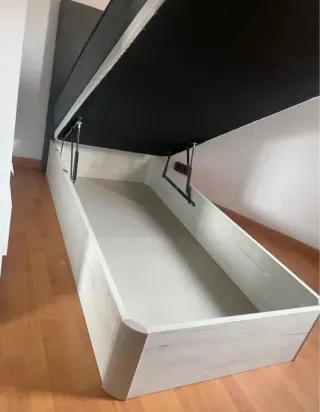 Cama individual con mesitas de noche