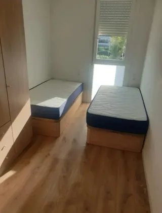 Cama individual con mesitas de noche