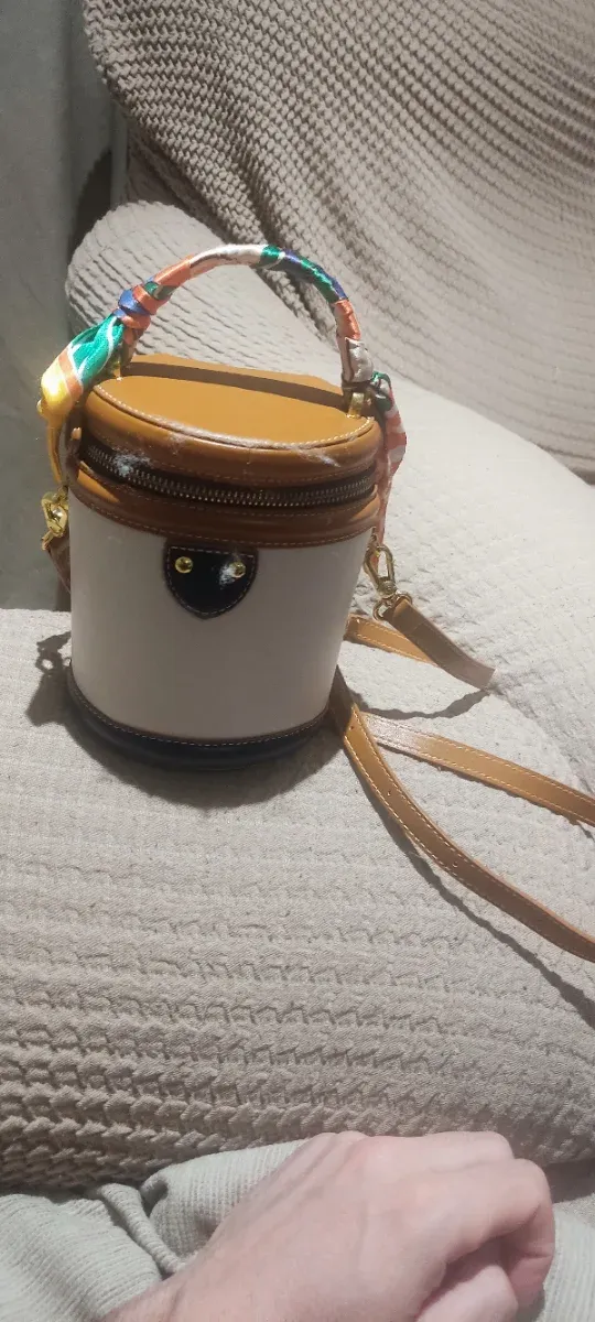 Bolso tipo cubo beige y marrón