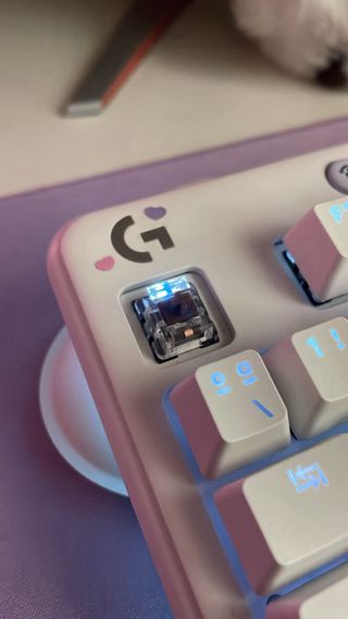 Teclado Logitech Blanco y Rosa