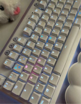 Teclado Logitech Blanco y Rosa