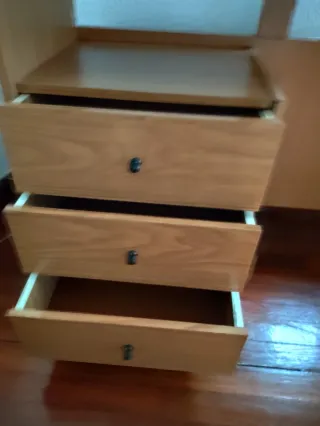 Escritorio de madera con cajones