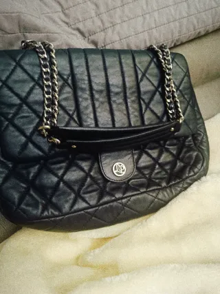 Bolso piel acolchado azul marino con cadena