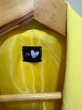 Giacca gialla con spalline