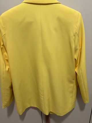 Giacca gialla con spalline