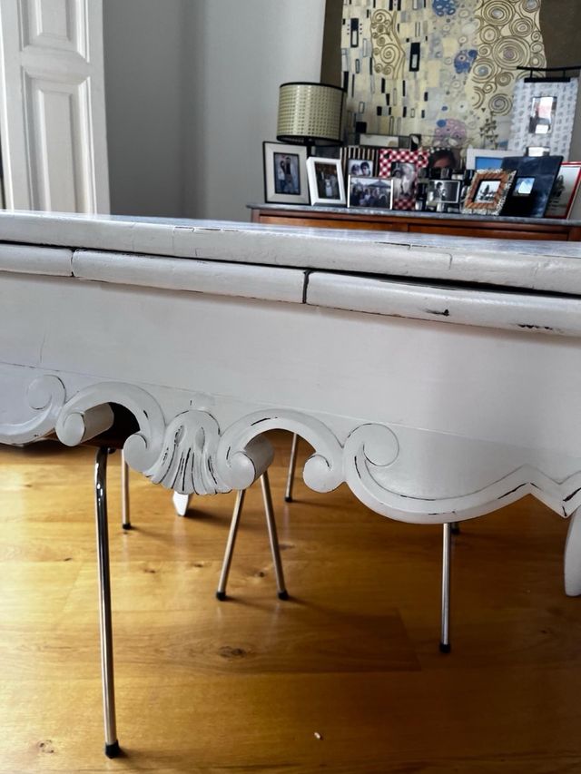 Mesa vintage extensible decapado en blanco