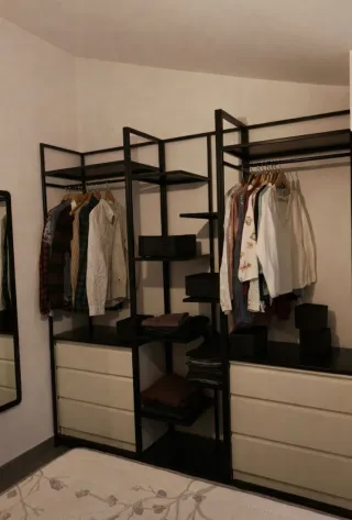 Mueble negro con puerta corredera