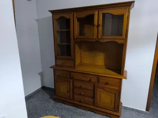 Mueble de salón con vitrina y cajones