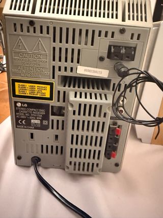 Equipo de música LG y altavoces Samsung