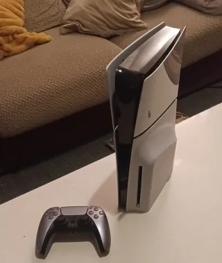 PlayStation 5 Slim con Spider-Man 2