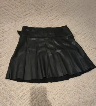 Falda de cuero negra con cinturón