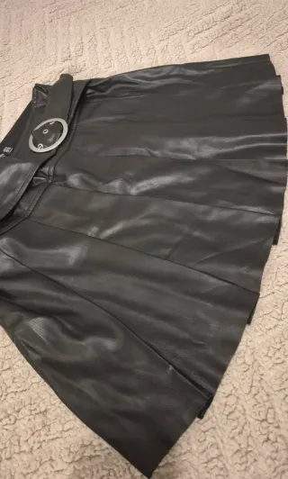 Falda de cuero negra con cinturón