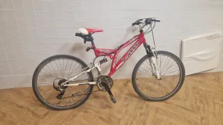 Bicicleta de montaña roja y blanca