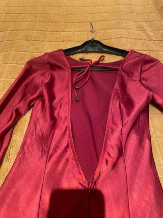 Vestido satén cereza espalda descubierta