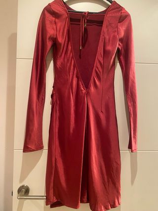 Vestido satén cereza espalda descubierta