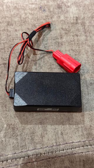 Localizador GPS con cable y conector