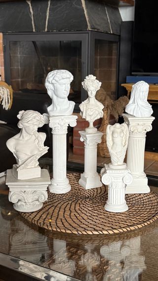 Colonna decorativa in stile greco con capitello