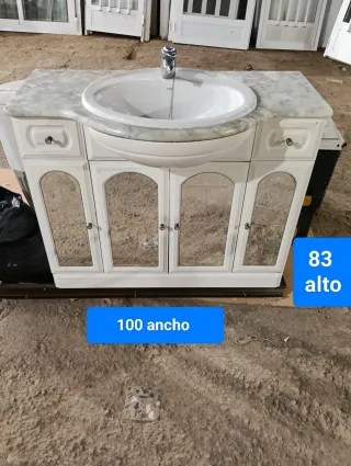 Mueble de baño con lavabo y encimera de mármol