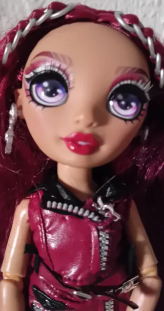 Muñeca Rainbow High. Venta la del pelo granate.