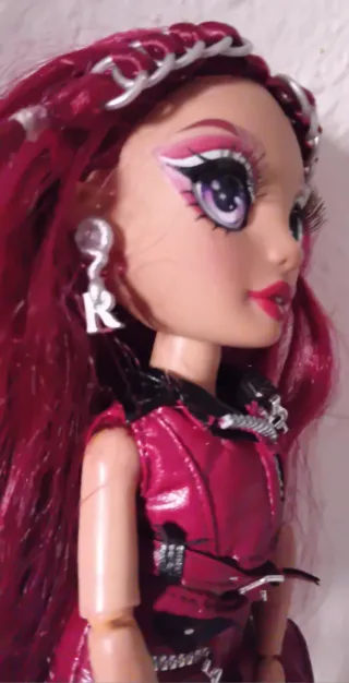 Muñeca Rainbow High. Venta la del pelo granate.