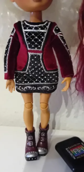 Muñeca Rainbow High. Venta la del pelo granate.