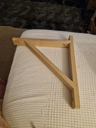 2 Escuadras Madera Estantería Ikea , 4 euros las d