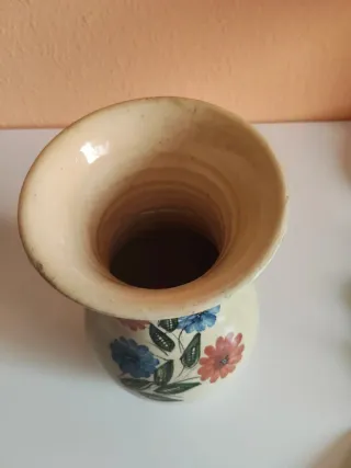 Jarrón de cerámica con flores