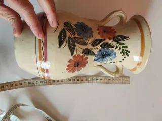 Jarrón de cerámica con flores