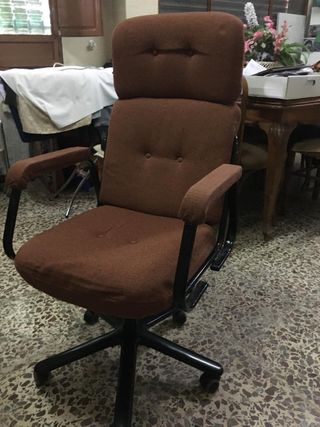 Sillón giratorio con ruedas y apoyabrazos, cómodo