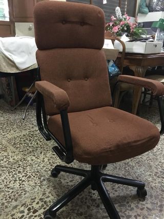 Sillón giratorio con ruedas y apoyabrazos, cómodo