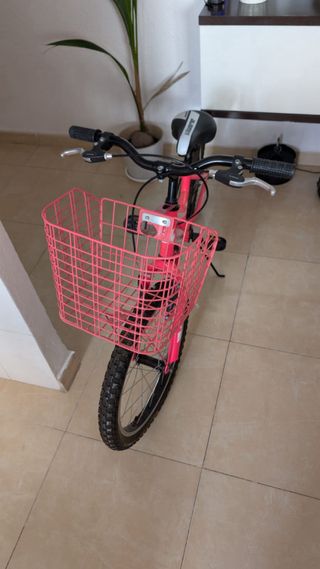 Bicicleta infantil rosa y blanca 24 pulgadas.