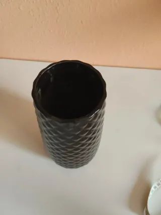 Jarrón de cerámica negro texturizado