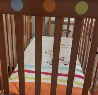 Cuna de madera con colchón y colcha de regalo