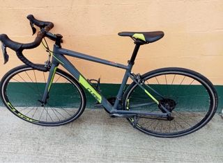 Bicicleta de carretera Cube gris y amarilla