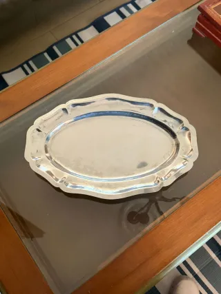 Bandeja ovalada de metal plateado