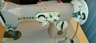 Máquina de coser Singer con caja y accesorios