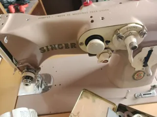 Máquina de coser Singer con caja y accesorios