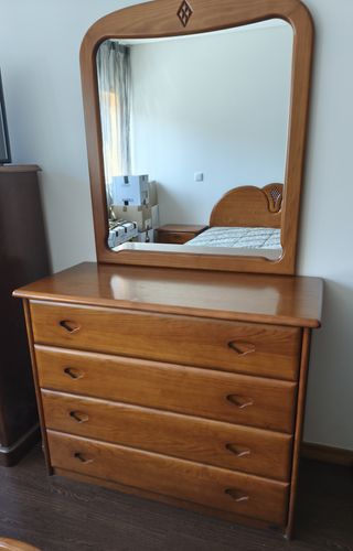 Quarto de casal com mesas de cabeceira e cómoda